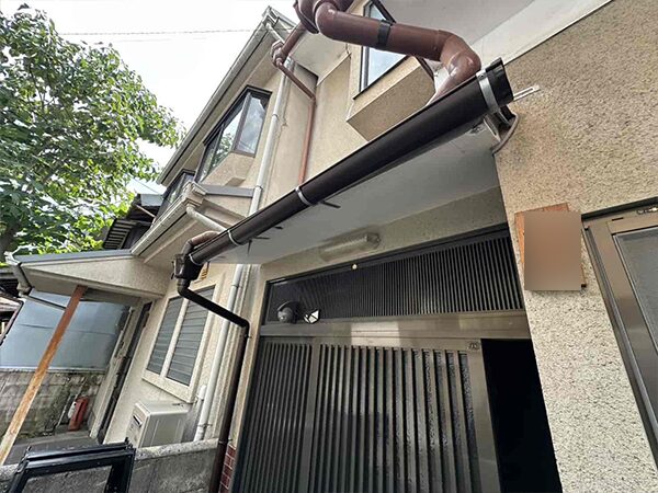 雨樋の掃除・点検を怠ると危険!台風の前にやっておきたい対策