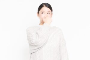 雨の日だけ部屋が臭くなる理由