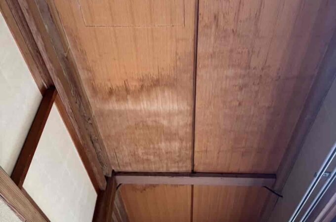天井から雨漏り…まずやるべき応急処置を解説